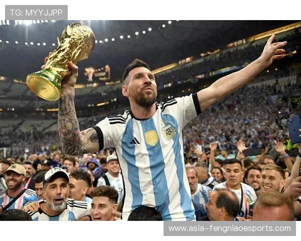 足球巨星的传奇历程与历史地位解析：从贝利到梅西的辉煌足迹